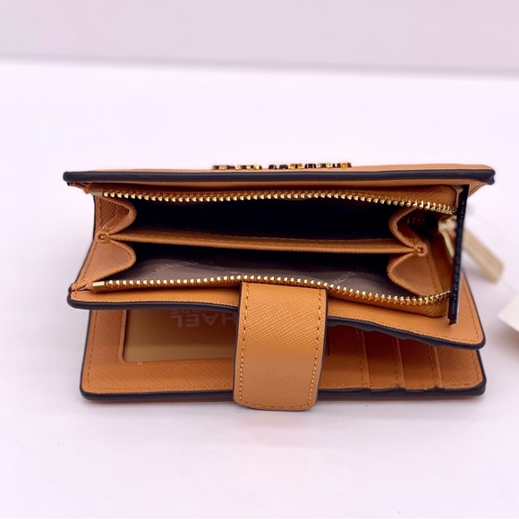 Michael Kors Jet Set Travel
Medium Bifold Coin Zipper
Wallet Cider - Picture 6 of 10